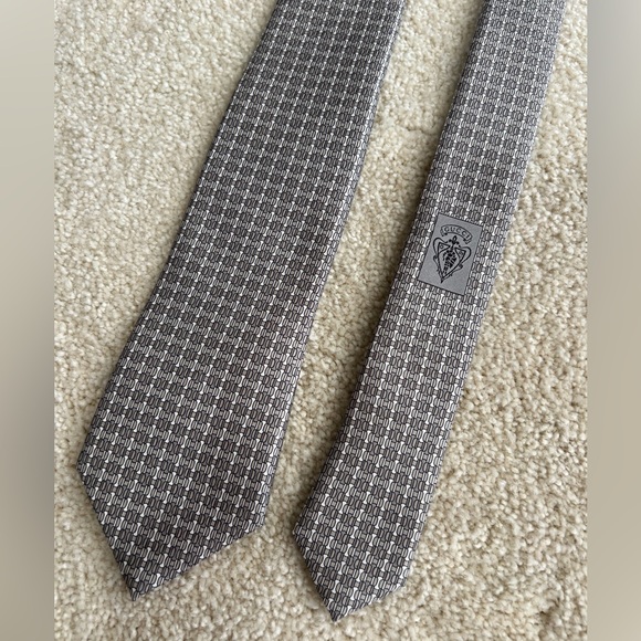 Men’s GUCCI tie - small grey and silver intricate design. - Picture 3 of 4